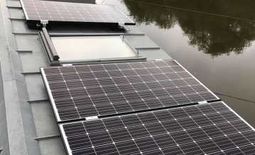 Zonnepanelen op een schip